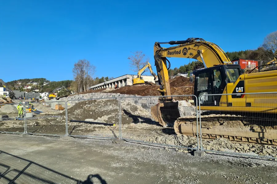 En gul maskin på en byggeplass