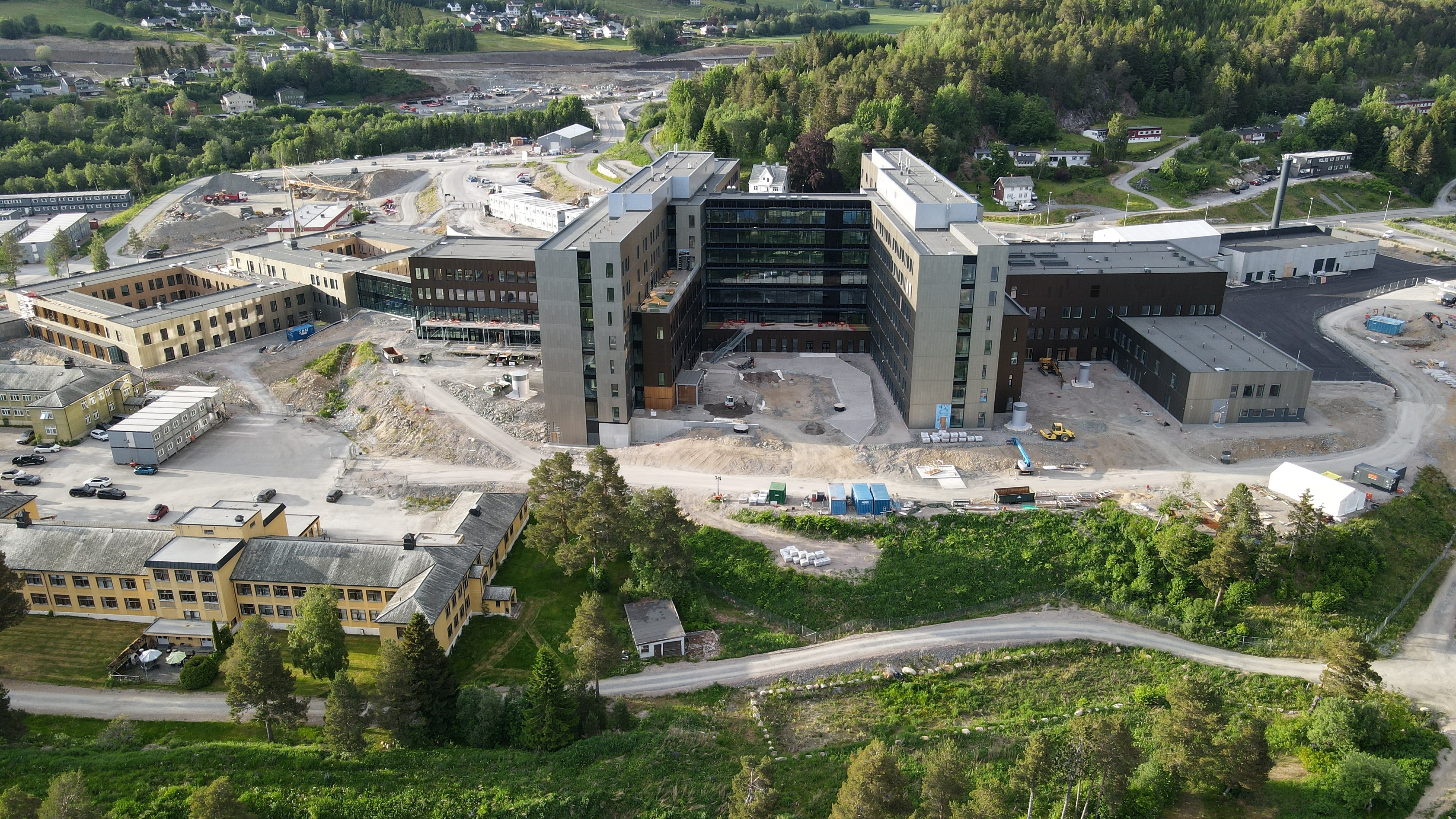 En stor bygning med mange vinduer