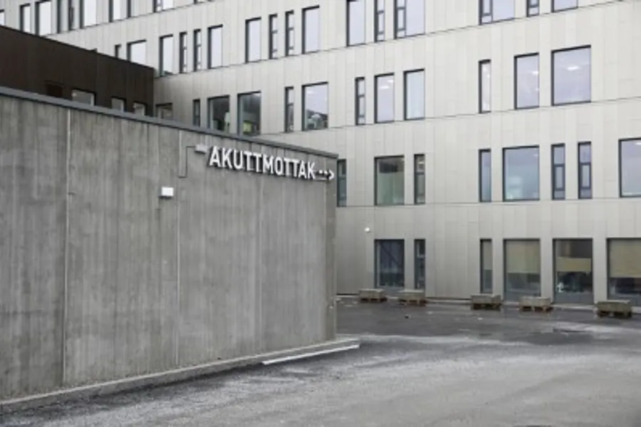 En bygning med et skilt på