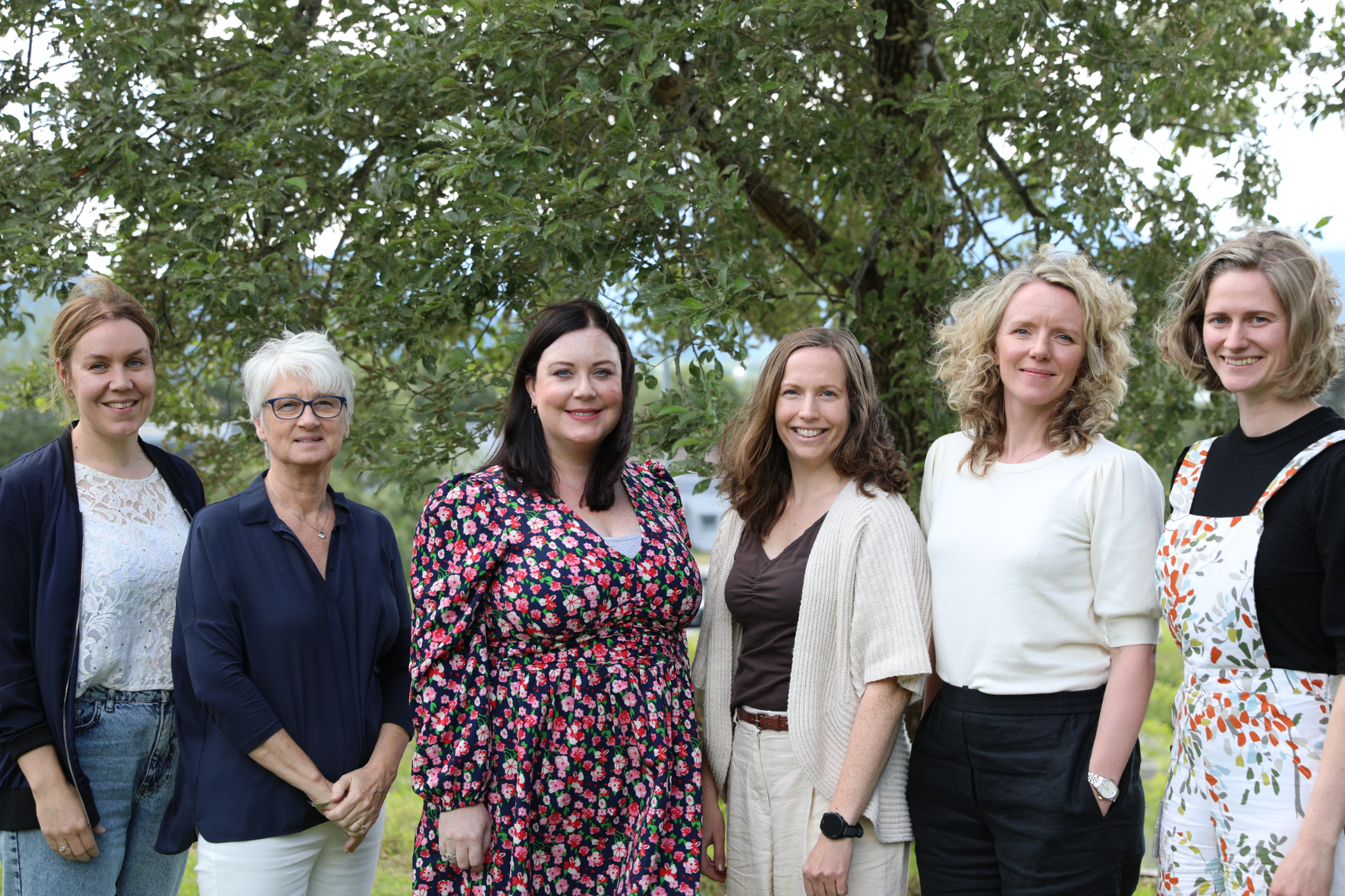 En gruppe kvinner som poserer for et bilde