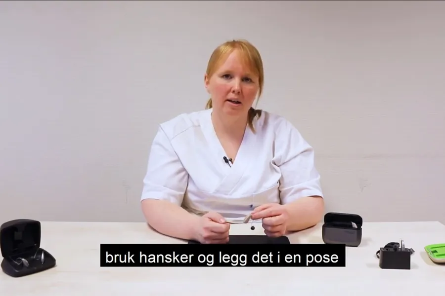 En person som sitter ved et skrivebord