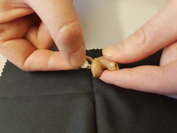 En person som holder en liten gjenstand