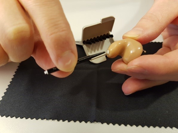 En person som holder en liten gjenstand