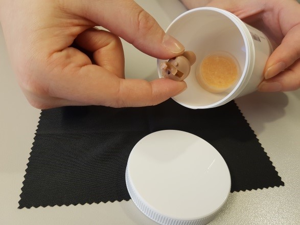 En person som holder en kopp kaffe