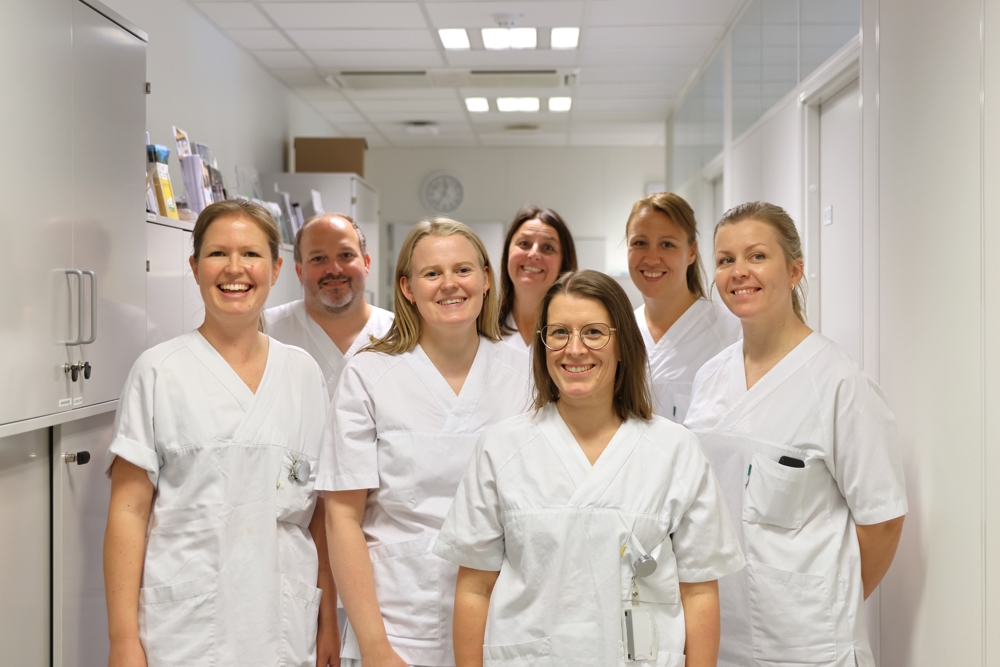 En gruppe mennesker iført hvite laboratoriefrakker