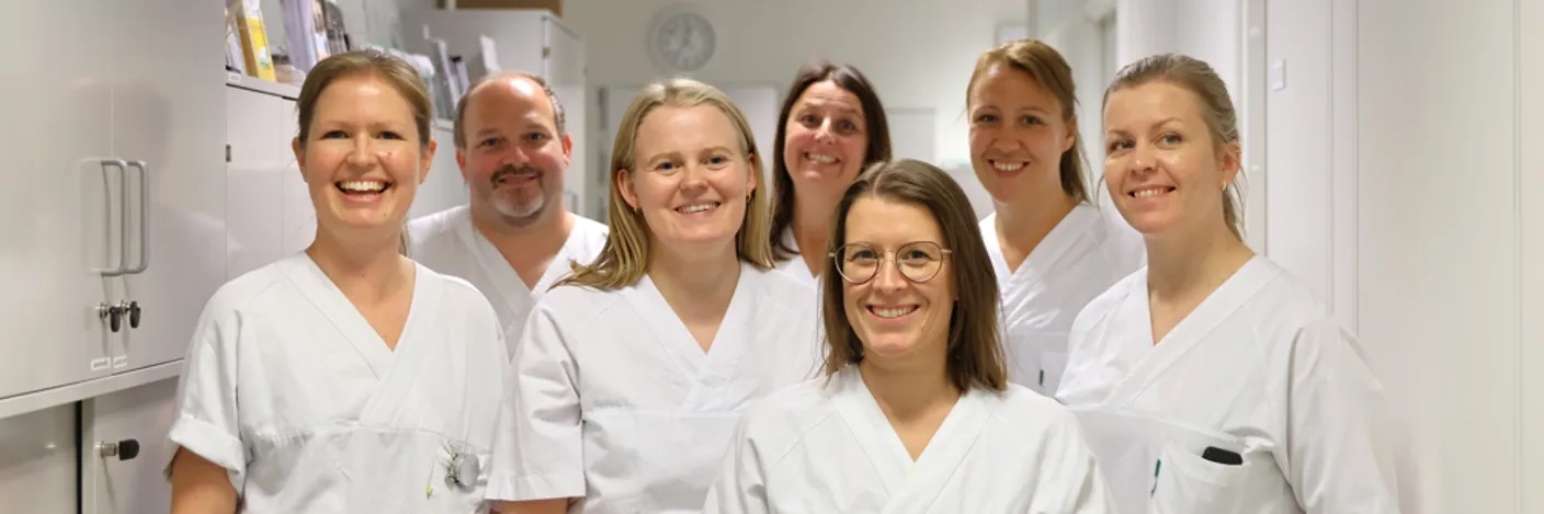 En gruppe mennesker iført hvite laboratoriefrakker