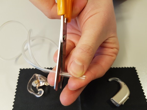 En person som holder en saks