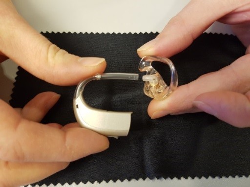 En person som holder et par solbriller