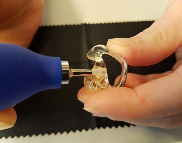 En person som holder en nøkkel