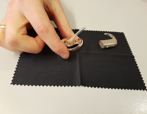 En hånd som holder en ring