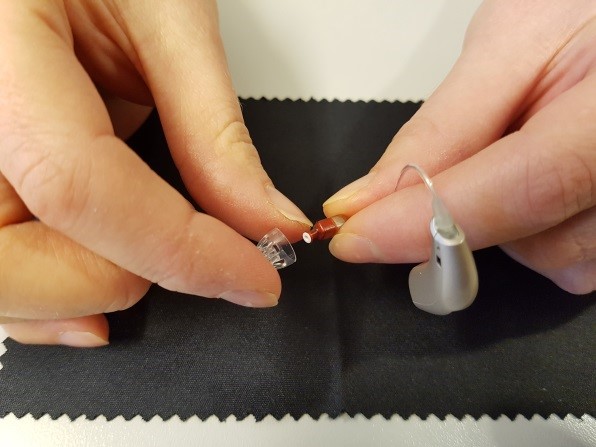 En person som holder en liten gjenstand