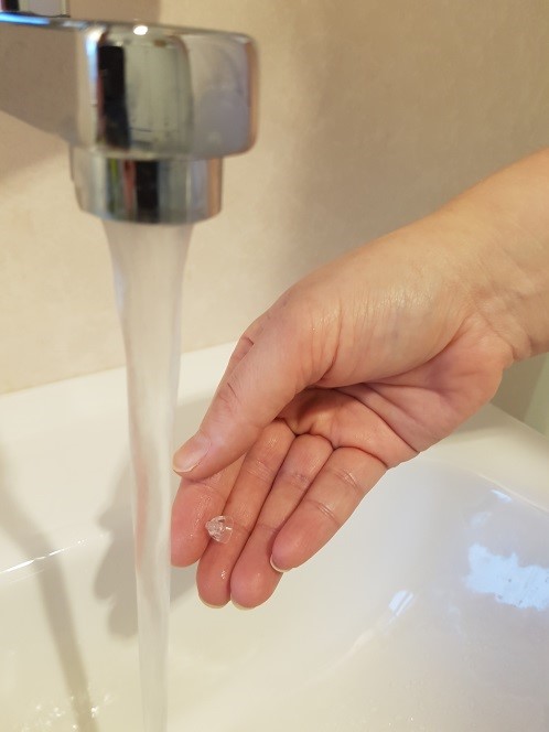 En hånd med en ring på et badekar