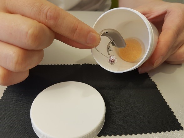 En person som holder et lite egg