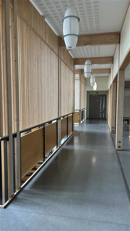 En gang med lysarmaturer