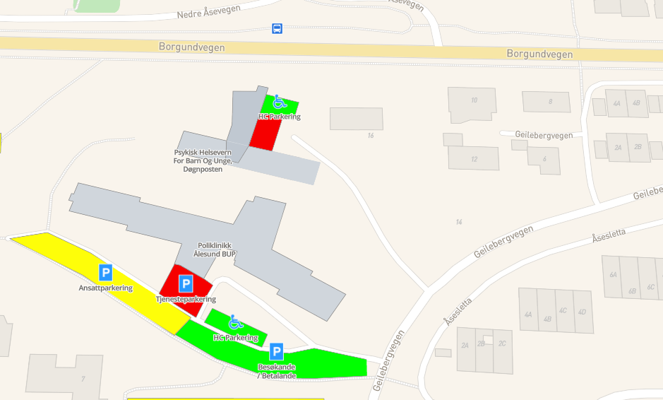 Kart over BUP Ålesund som viser parkeringsområde rundt bygget. Besøkandeparkering med betalingsplassar er markert med grønt langs sørsida. HC-parkering er markert med grønt og rullestolsymbol ved begge inngangsområda.