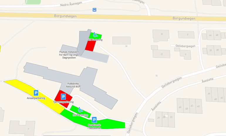 Kart over BUP Ålesund som viser parkeringsområde rundt bygget. Besøkandeparkering med betalingsplassar er markert med grønt langs sørsida. HC-parkering er markert med grønt og rullestolsymbol ved begge inngangsområda.