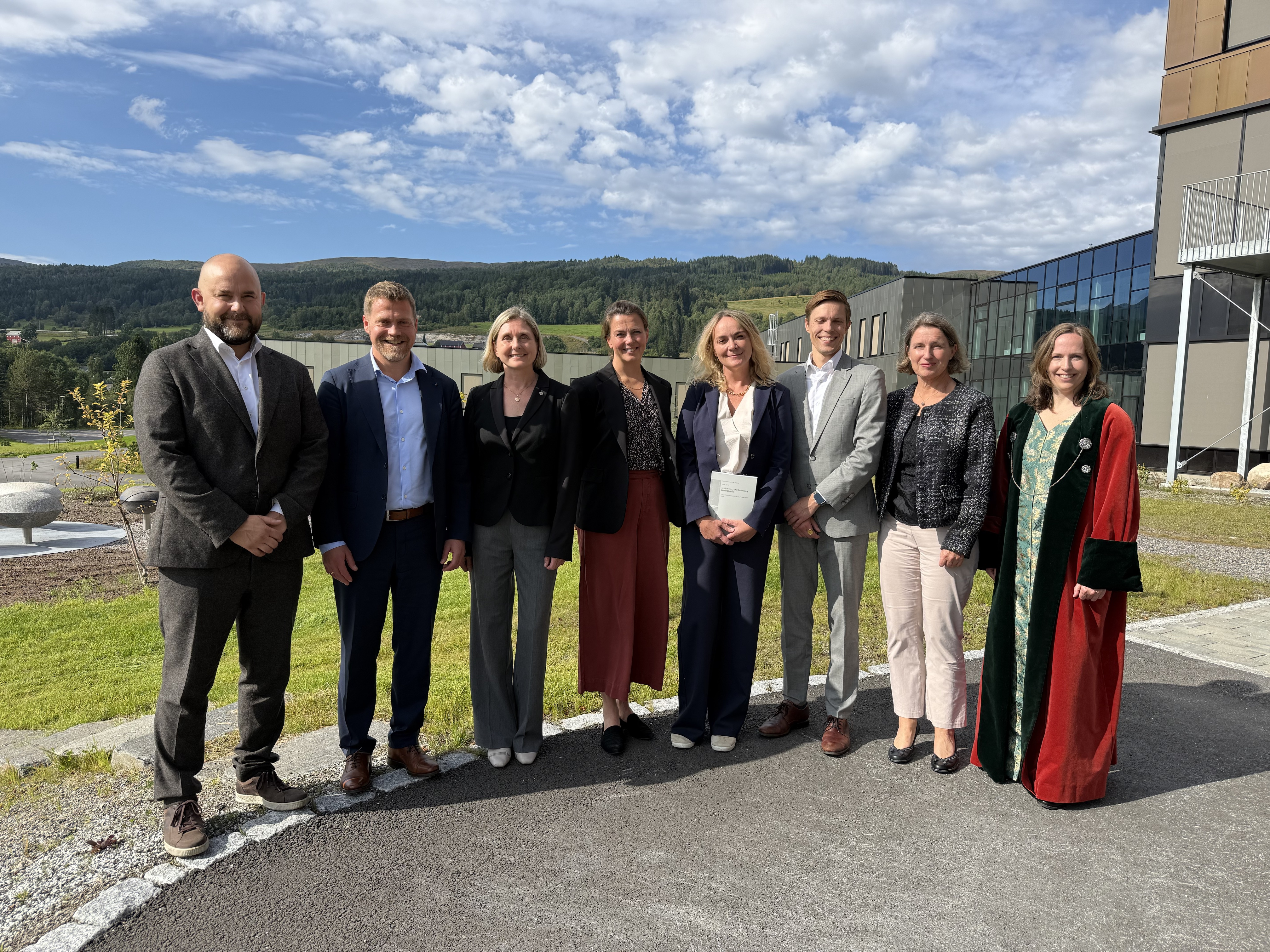 En gjeng mennesker utenfor en bygning