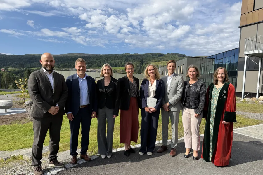 En gjeng mennesker utenfor en bygning