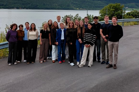 En gruppe mennesker som poserer for et bilde