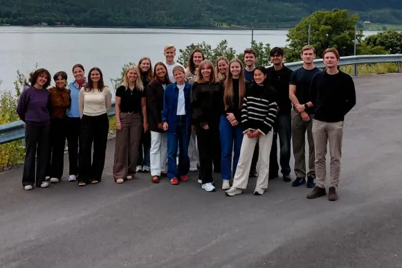 En gruppe mennesker som poserer for et bilde