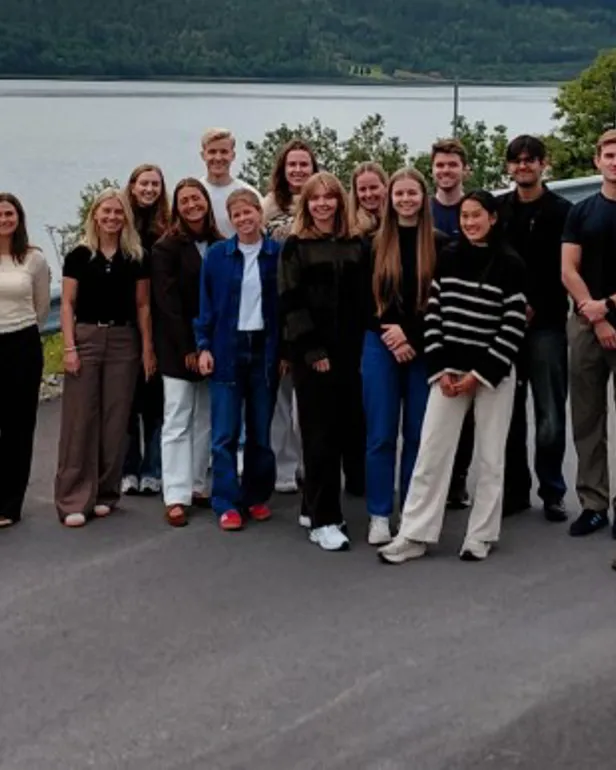 En gruppe mennesker som poserer for et bilde