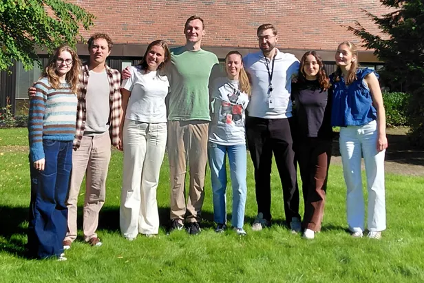 En gruppe mennesker som poserer for et bilde