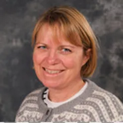 En person som smiler til kameraet