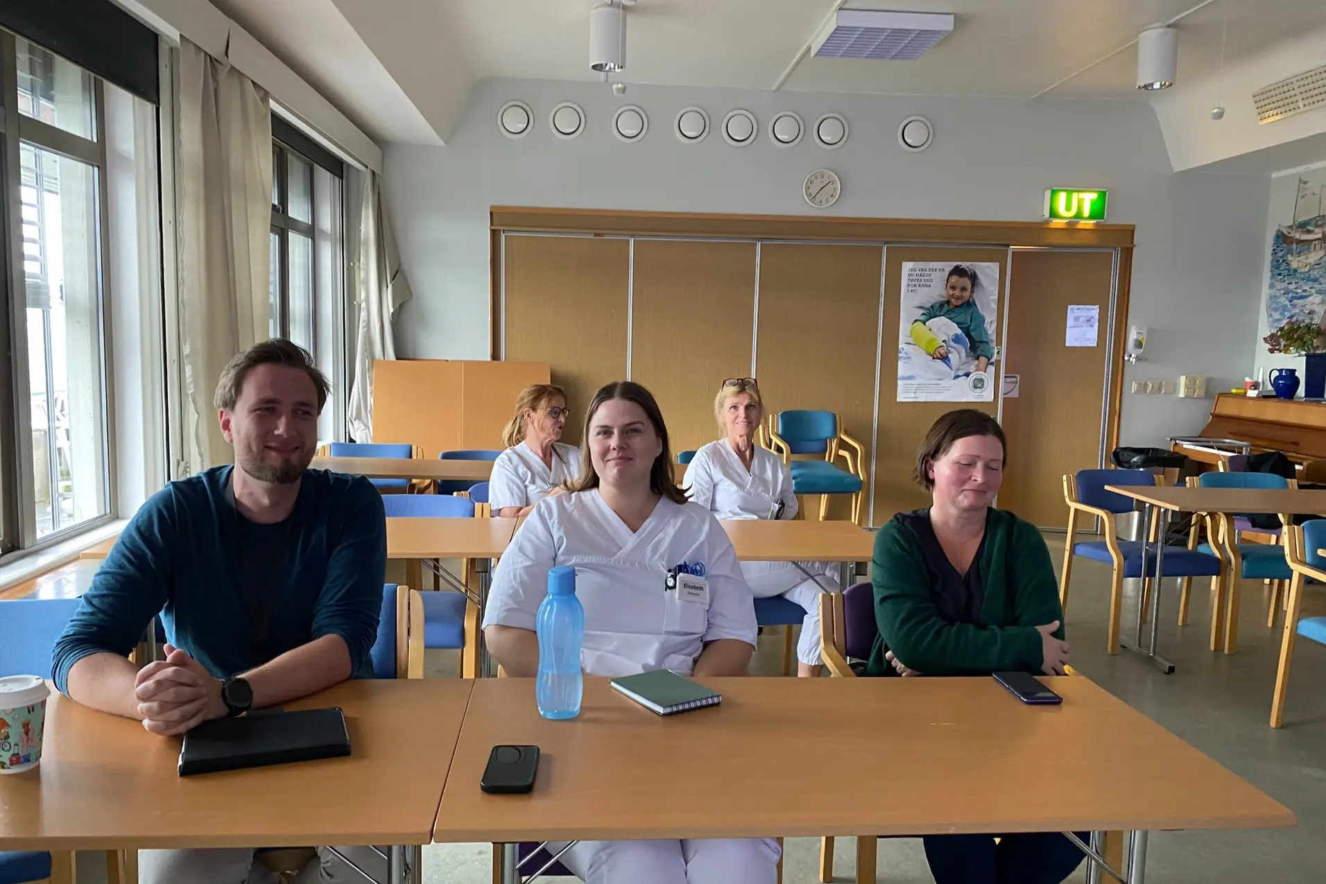 En gruppe mennesker som sitter ved et bord