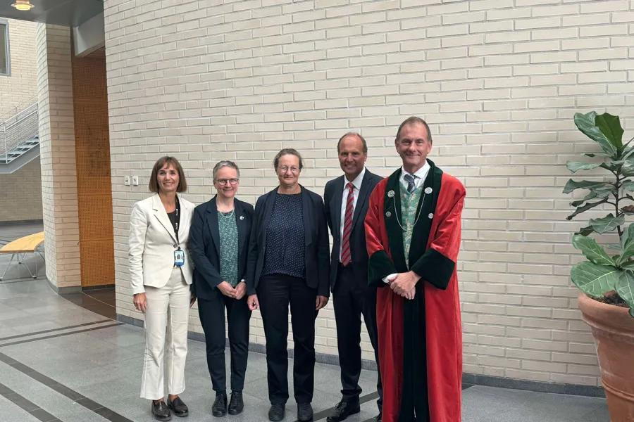 En gruppe mennesker som poserer for et bilde