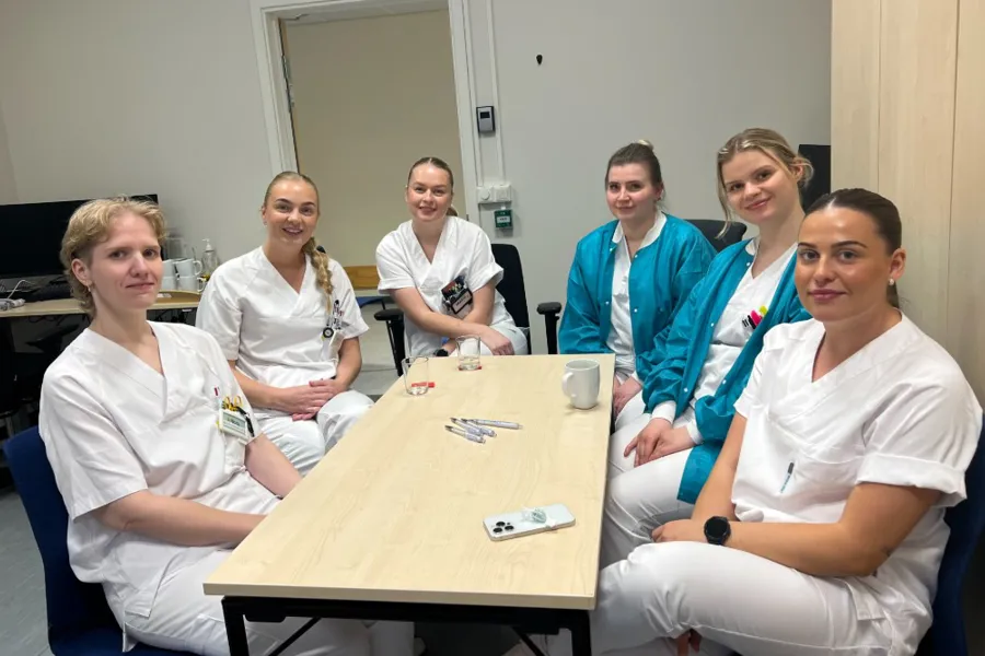 En gruppe mennesker som sitter rundt et bord