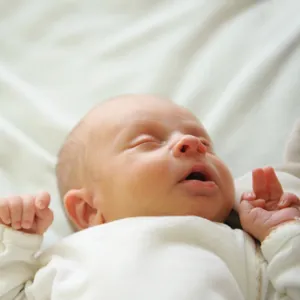 En baby som ligger på ryggen