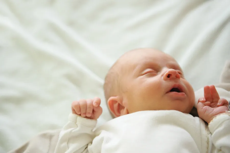 En baby som ligger på ryggen