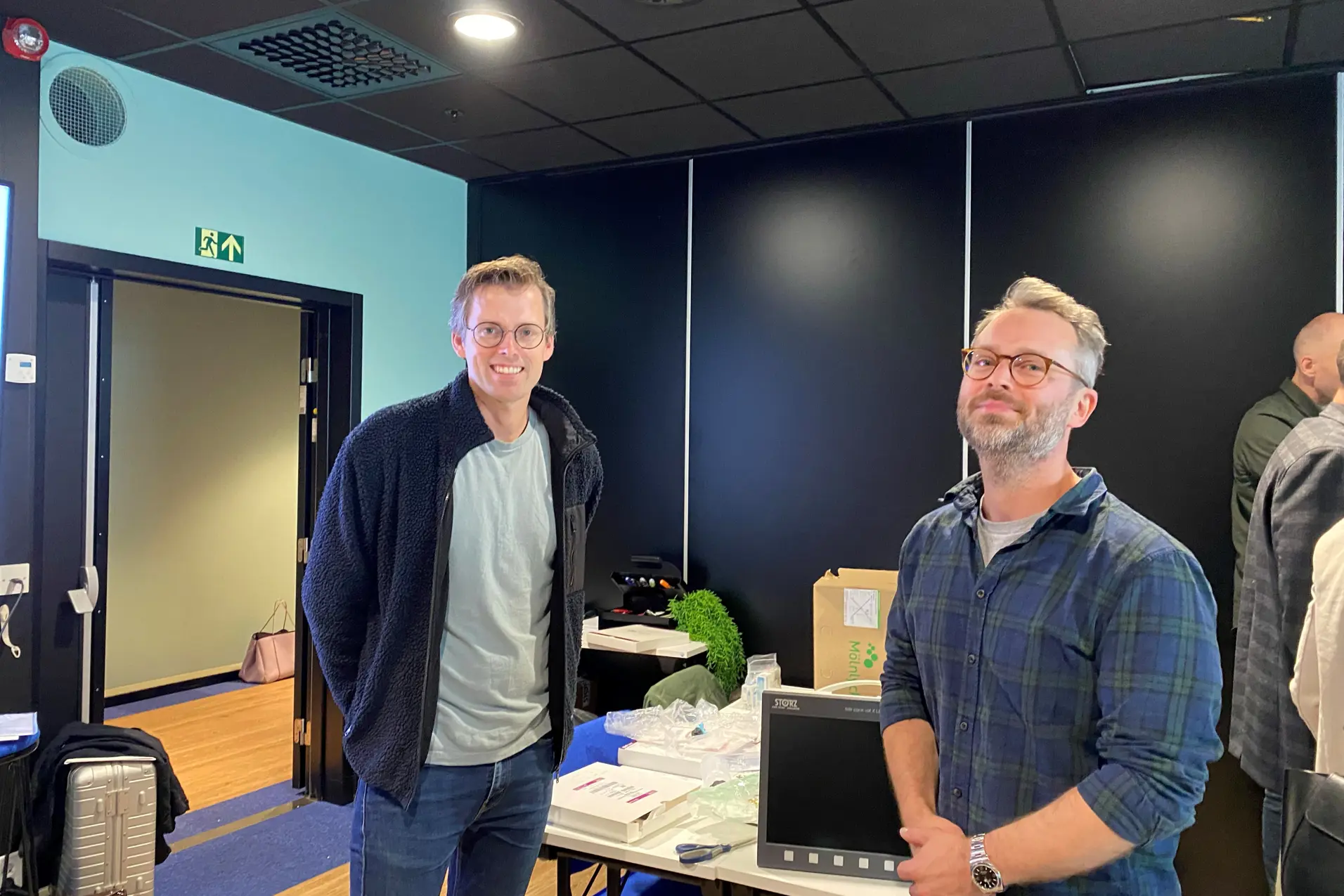 Menn som står i et rom