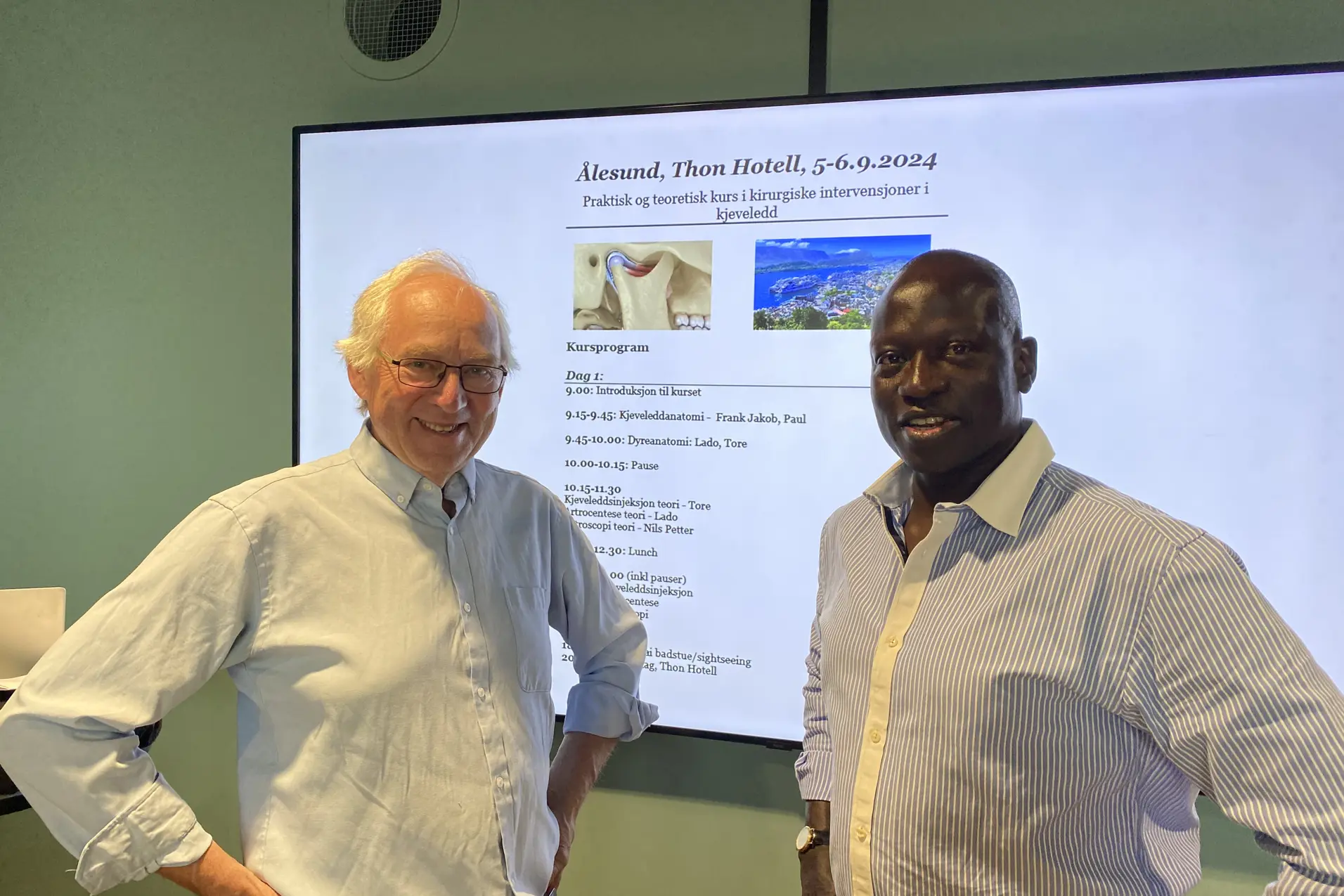 Et par menn som smiler