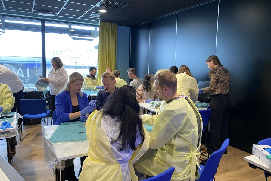 En gruppe mennesker som sitter ved bord