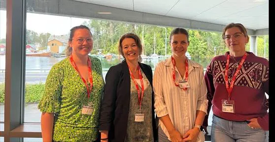 En gruppe kvinner som poserer for et bilde