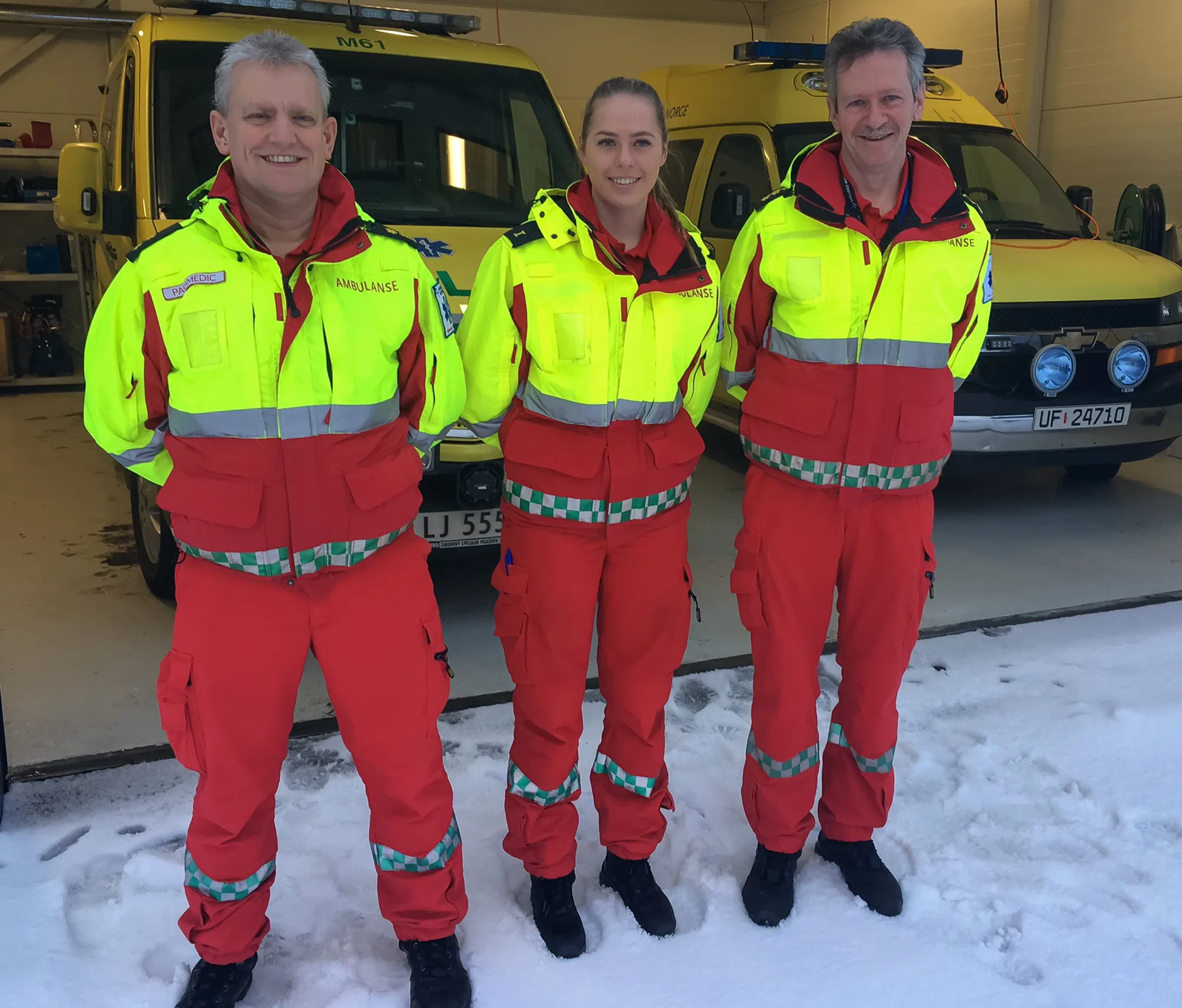 Tre ambulansearbeidere som står foran en ambulansebil. F.v. Torbjørn Kopland Mikkalsen, Maria Vik og Bjørn Bakken