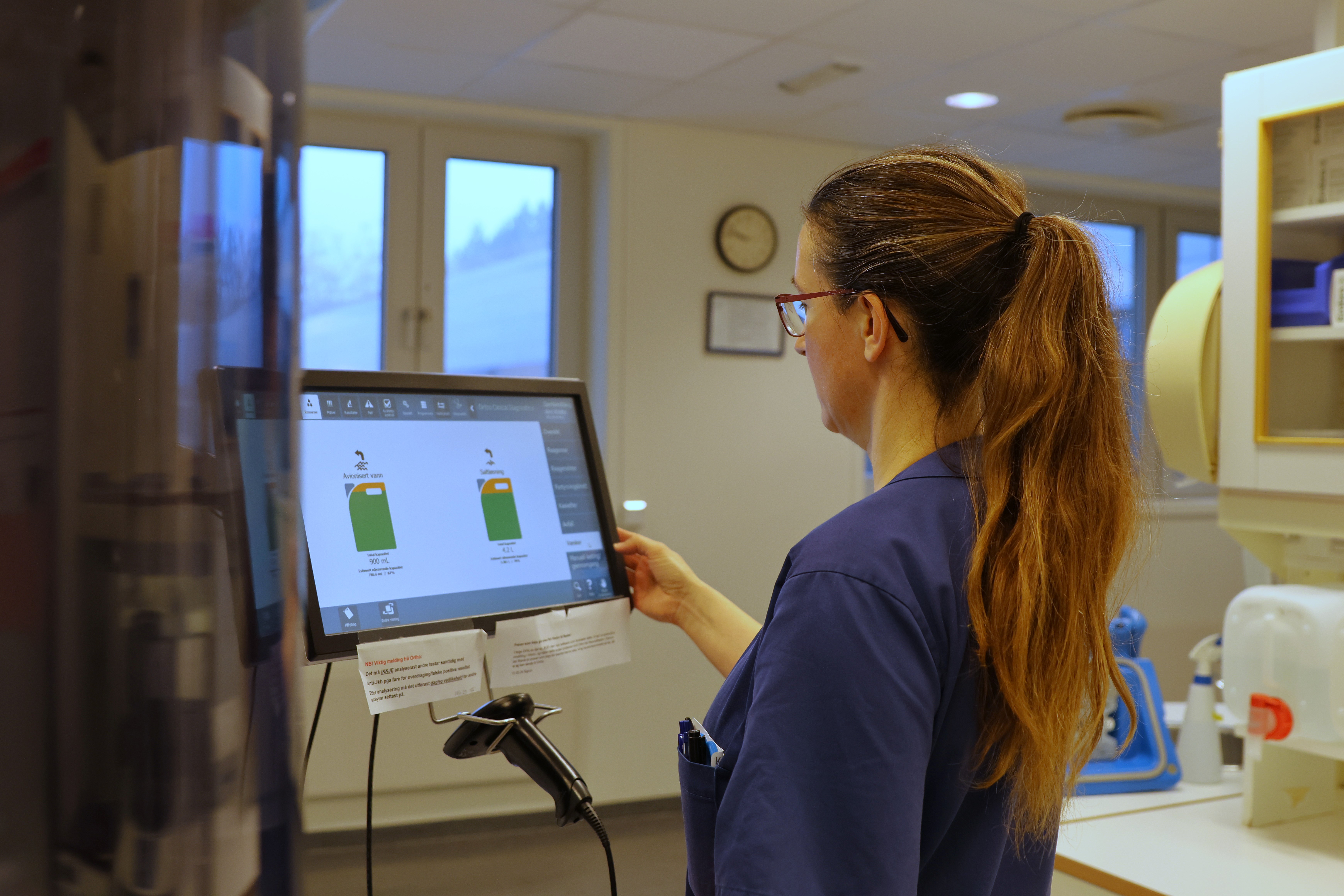 En bioingeniør ved et laboratorieinstrument