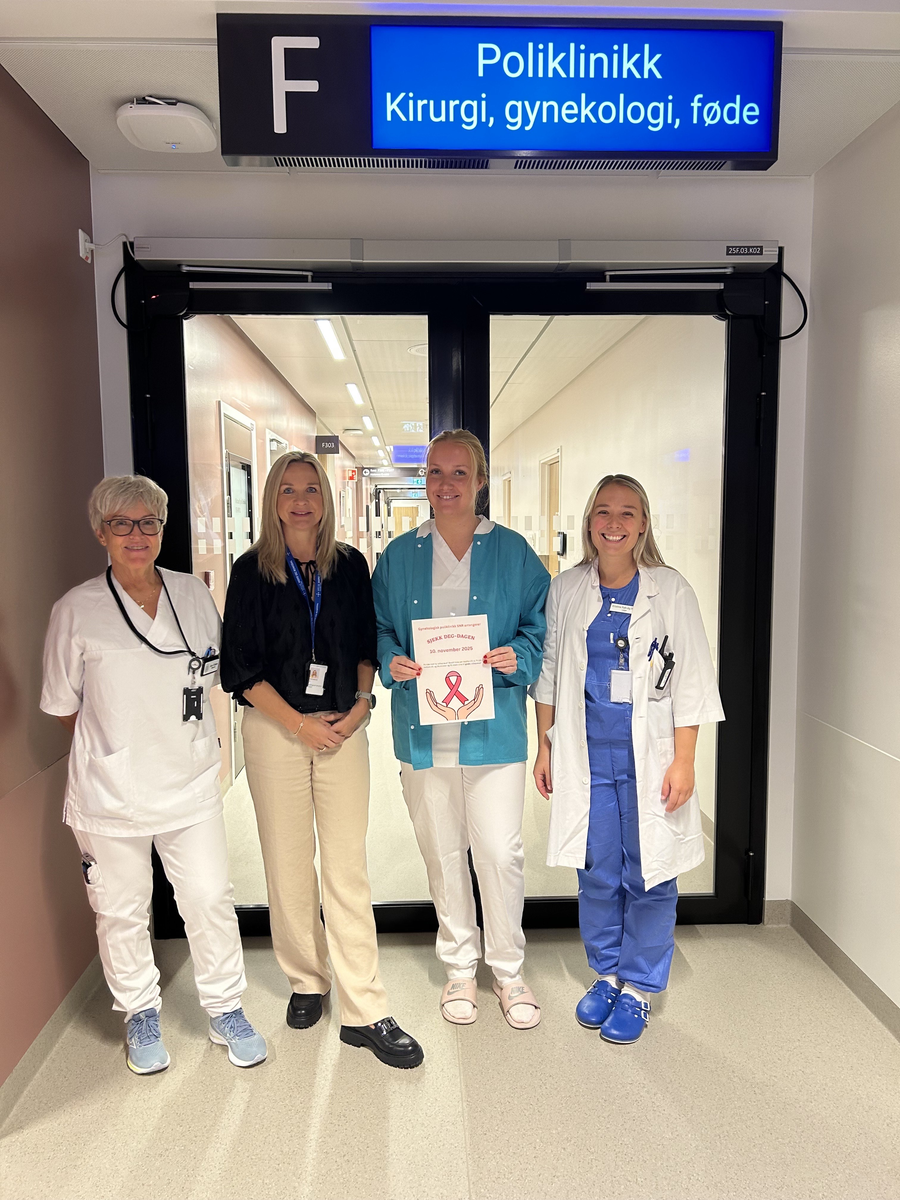 En gruppe mennesker som poserer for et bilde