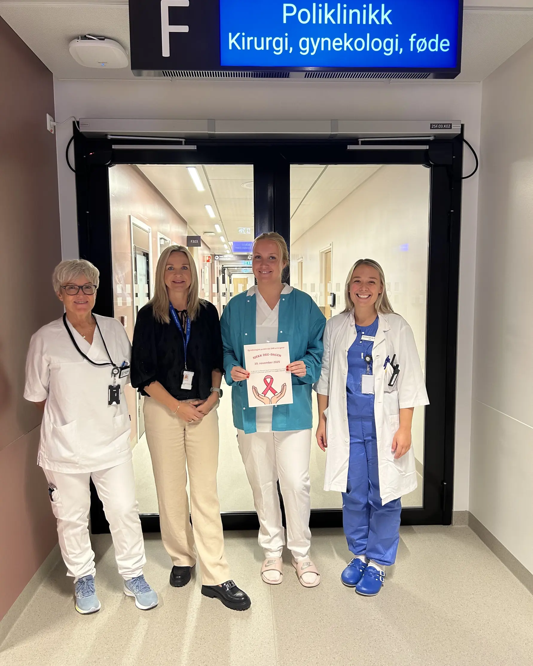 En gruppe mennesker som poserer for et bilde