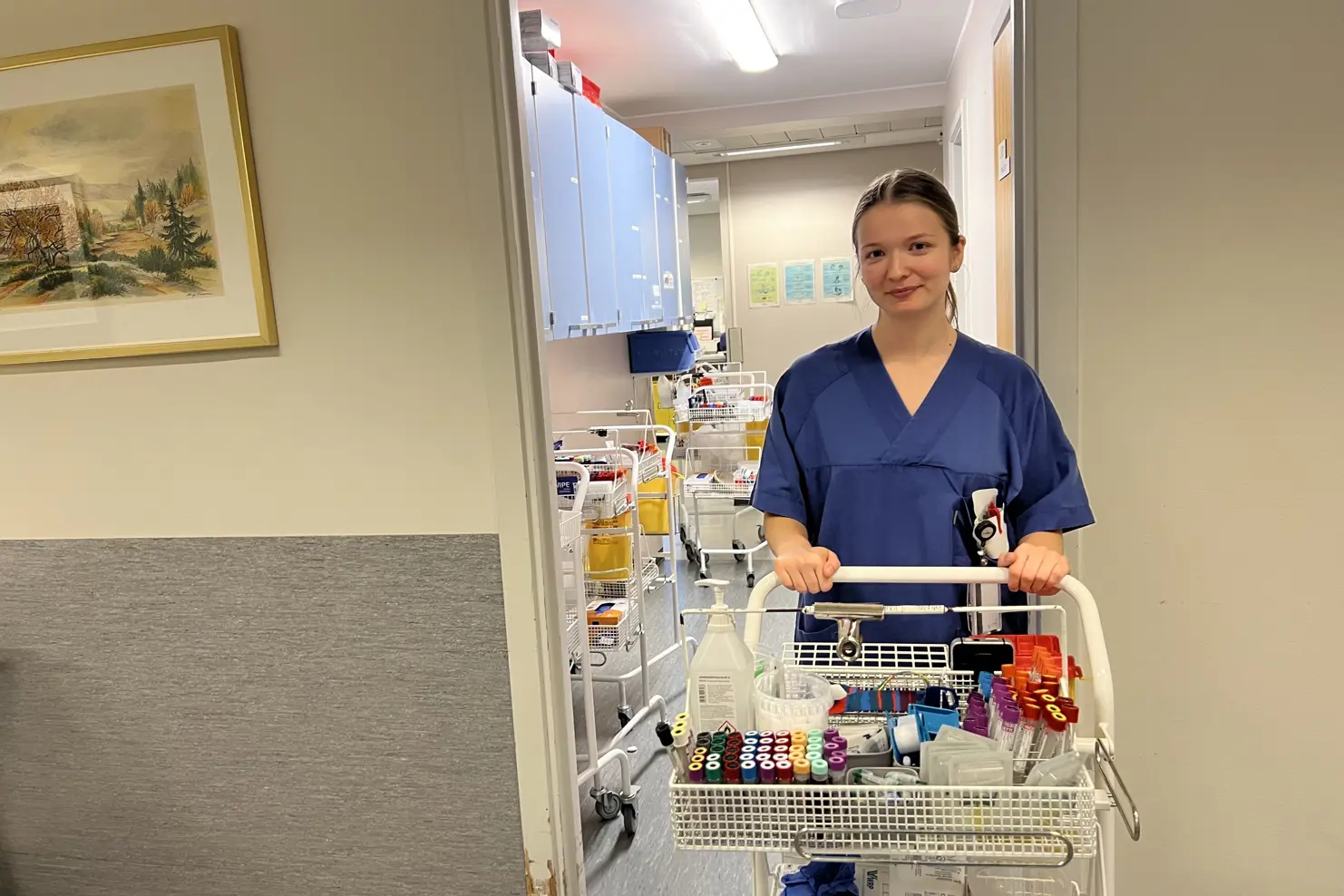En kvinne smed blodprøver fra pasienter