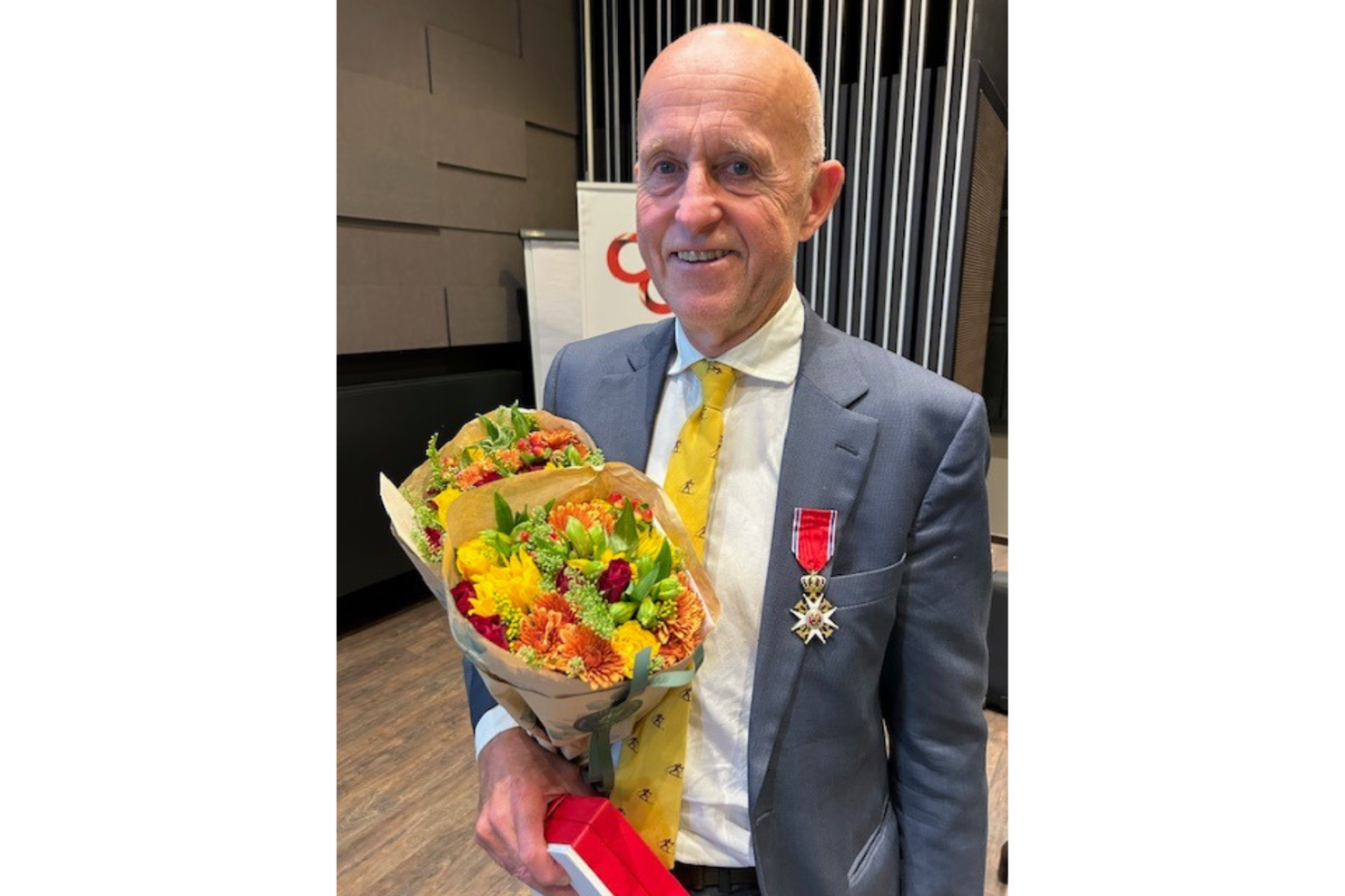 En mann som holder en blomsterbukett