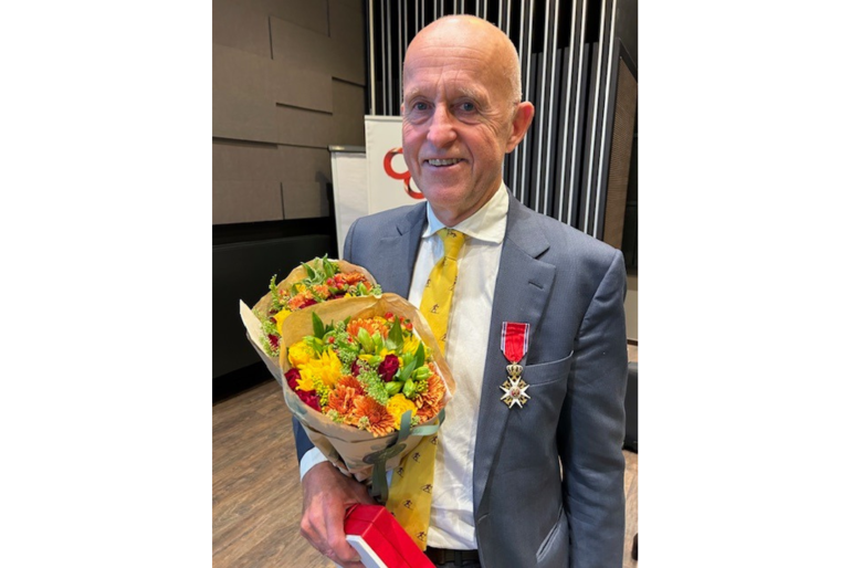 En mann som holder en blomsterbukett