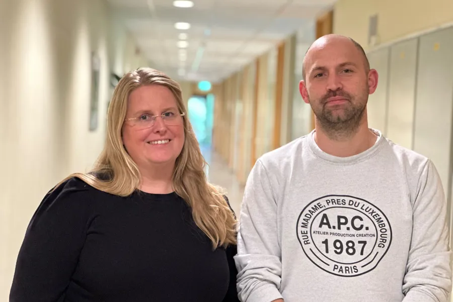 En mann og en kvinne som smiler