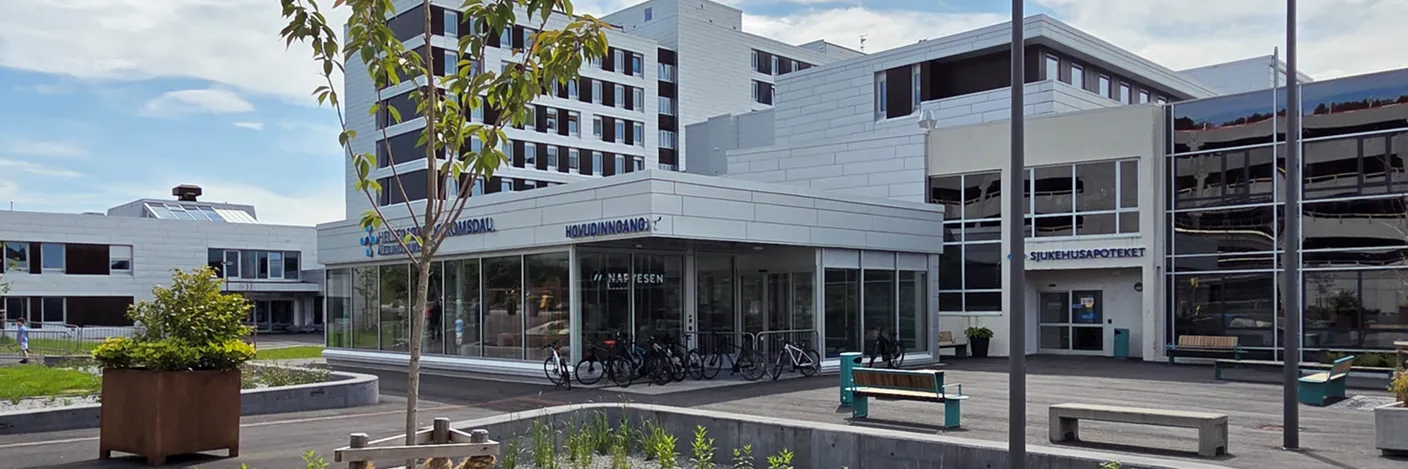 Hovudinngangen sett frå utsida.