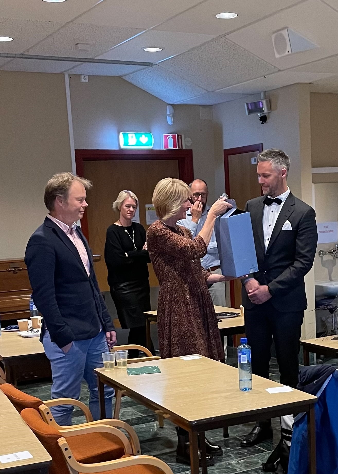 Gaveoverrekkelse fra kollegaer