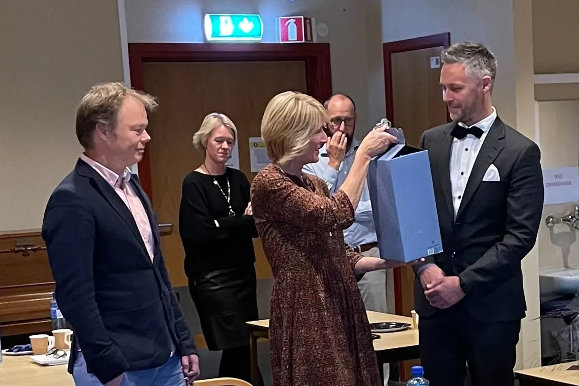 Gaveoverrekkelse fra kollegaer