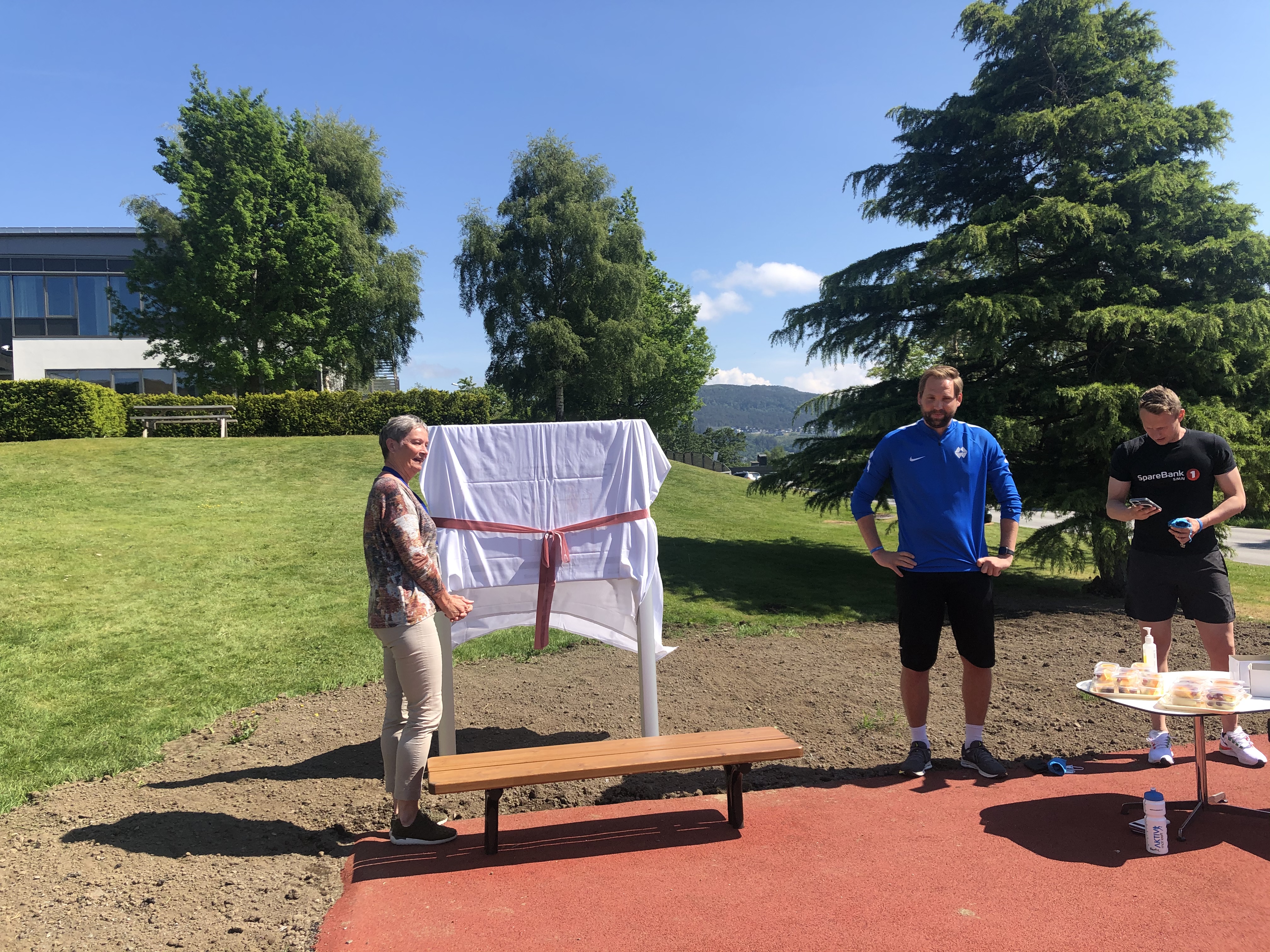 Klinikksjef Jorun Bøyum gjer seg klar til å avduke skiltet til den nye treningsparken