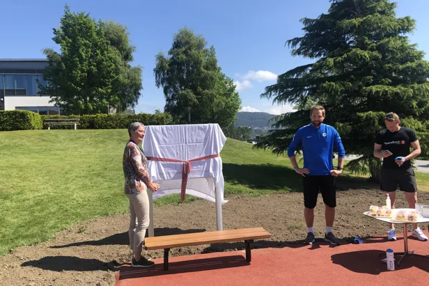 Klinikksjef Jorun Bøyum gjer seg klar til å avduke skiltet til den nye treningsparken