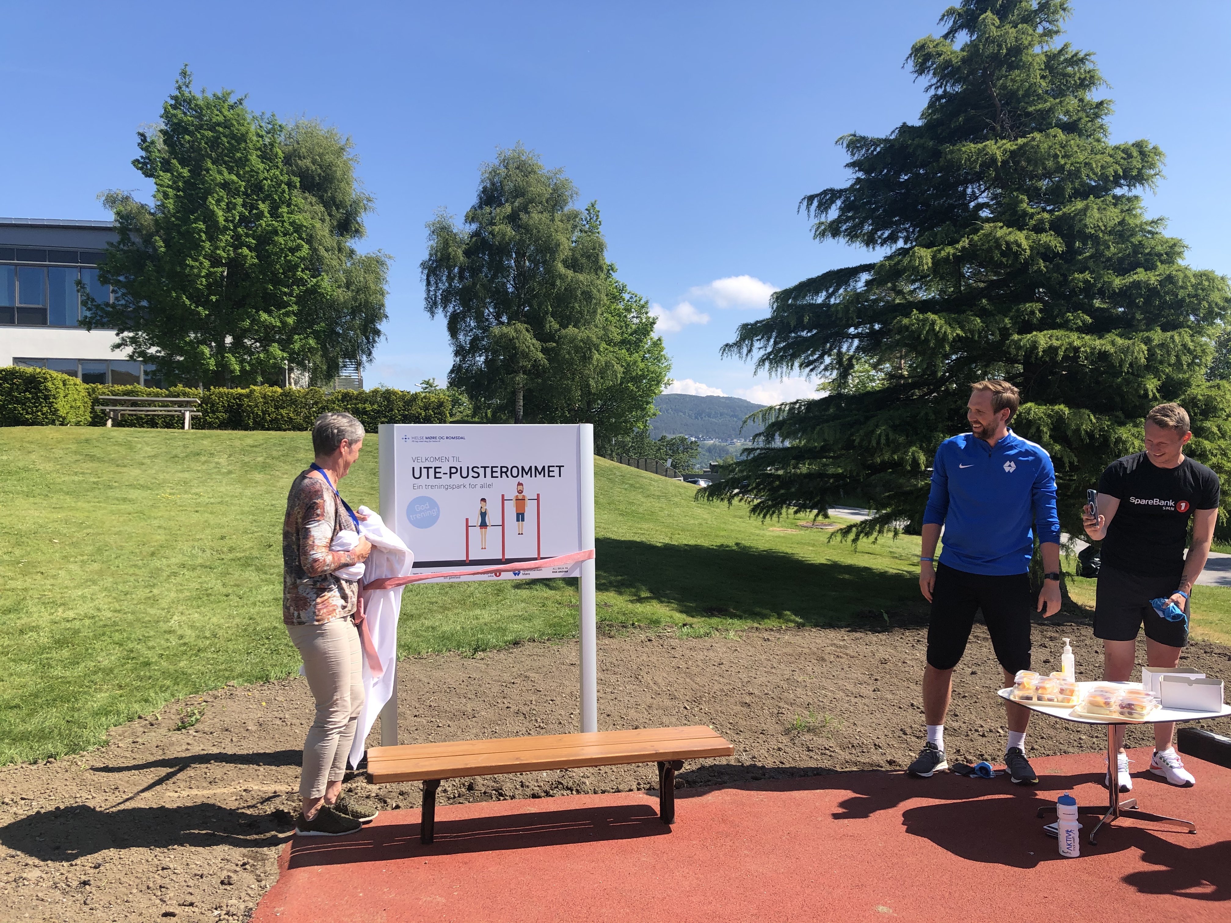 Klinikksjef Jorun Bøyum ved skiltet til UTE-PUSTEROMMET